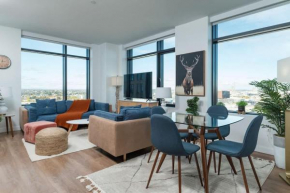 Luxury Apartment w King Bed Shared Pool & Rooftop slp 7